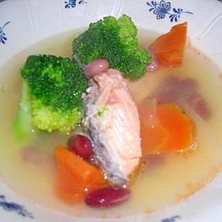 鮭とブロッコリーのコンソメスープ